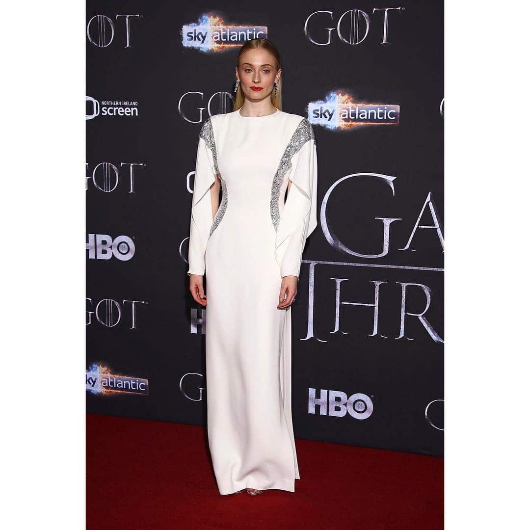 @sophiet in @louisvuitton @nicolasghesquiere styled by @kateyoung for the @gameofthrones Belfast Premiere 
.
.
.
.
.
.
.