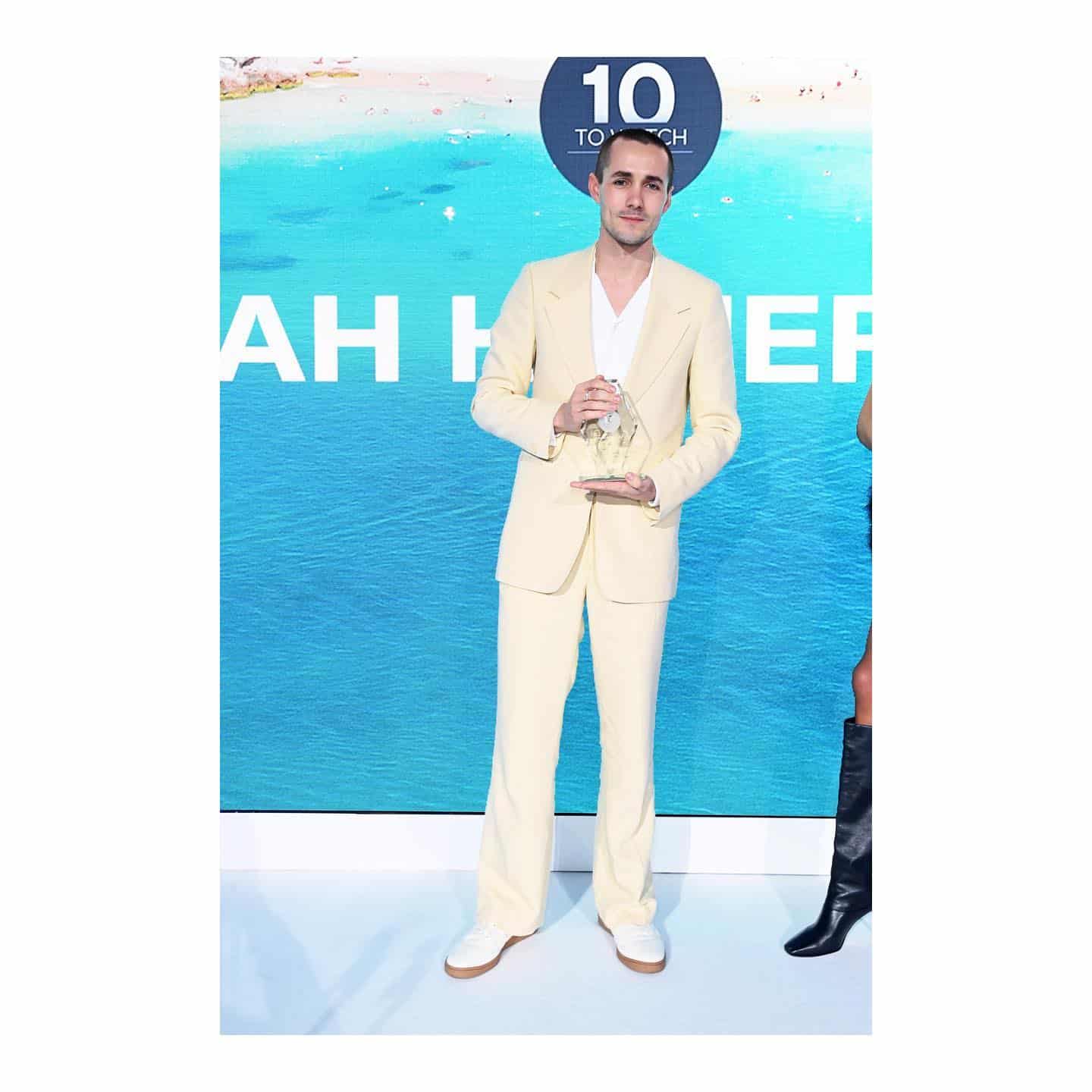 @jonahhauerking accepting his VARIETY’S TOP 10 BRITS TO WATCH award at the UK Honours 2023 
.
.
.
 @chrisbrownstylist 
️ @liztaw 
.
.
.
@newportbeachfilmfest @variety @wdwent @edibow