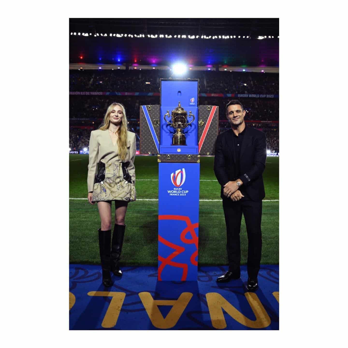 @sophiet reveals the Webb Ellis Cup on behalf of @louisvuitton with Dan Carter 

@rugbyworldcup 

.
.
.

Sophie wears @louisvuitton 
Styling: @kateyoung 
Hair: @cwoodhair 
Makeup: @babskymakeup 

.
.
.