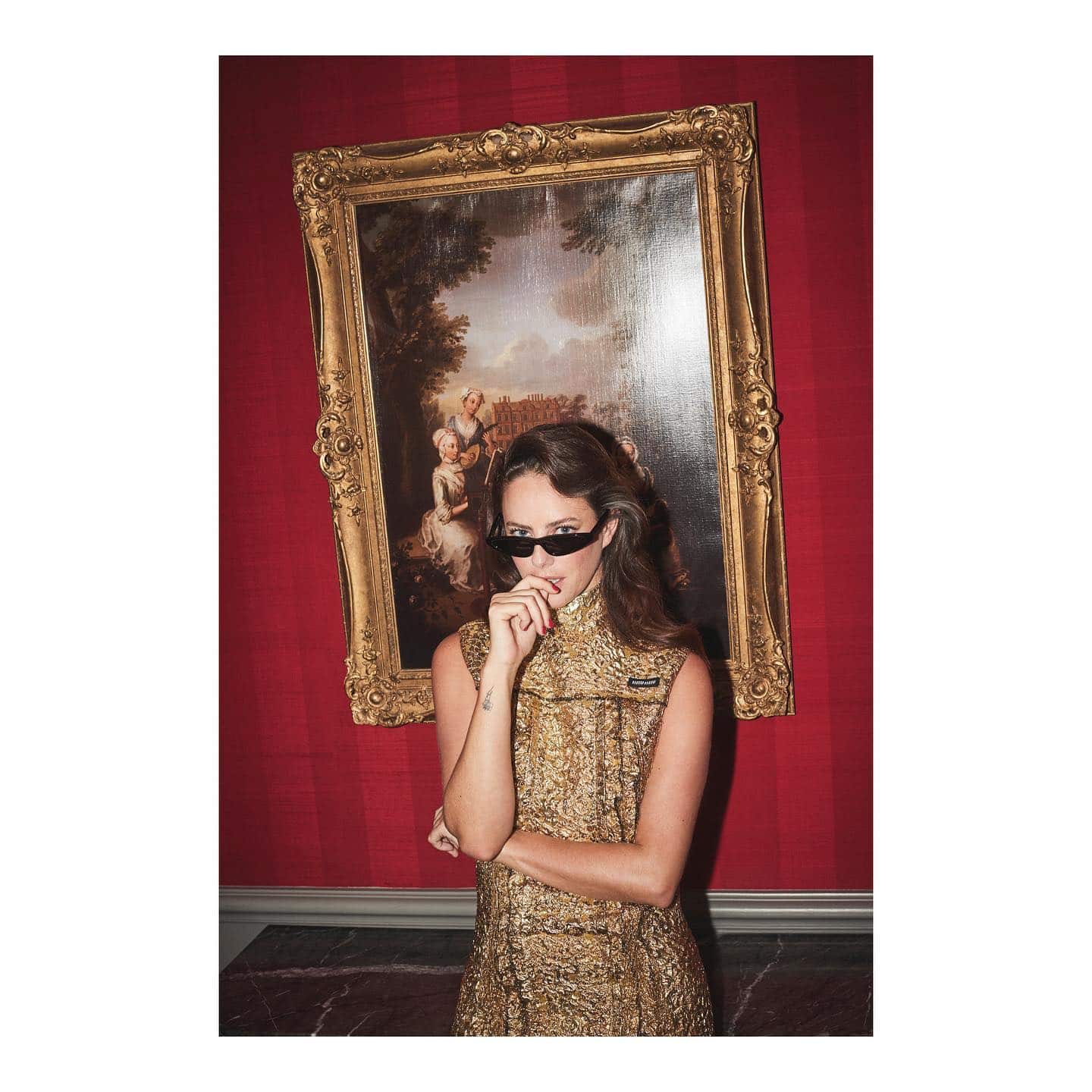 @kayascods on the cover of @countryandtownhouse discussing her portrayal of Susie Glass in Guy Ritchie’s THE GENTLEMEN. All episodes available to stream on Netflix globally now 
.
.
.
📸 @paulfarrellphotography 
✍️ @amyrwakeham 
 @nicolesmallwoodstylist 
 @zoetaylormakeup @lancomeofficial 
 @christiehuseyin 
️ @jhair_stylist @ghdhair 
 @clivedenhouse 
.
.
.