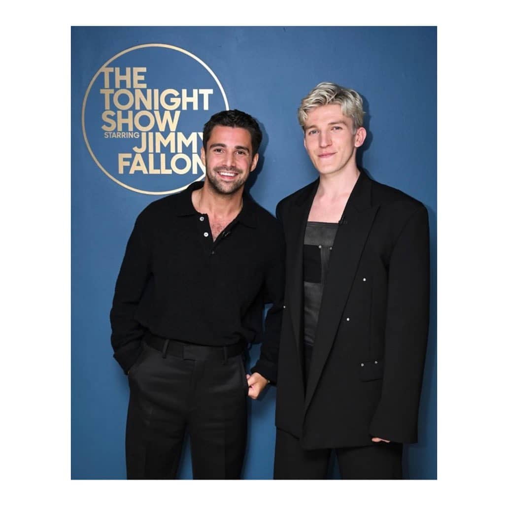 🖤 @fabienfrankel on @fallontonight, speaking about all things @houseofthedragonhbo 🖤

.
.
.

Photography: @toddowyoung 
Grooming: @lailalhayani 
Styling: @luke_jefferson_day 

.
.
.